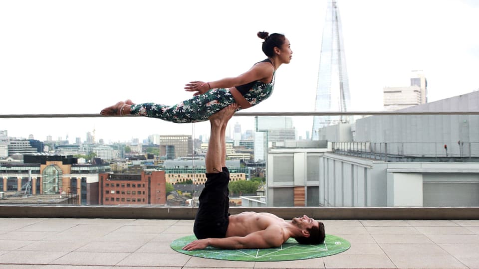 5 Best And Easy Couples Yoga For Beginners - 101YogaStudio